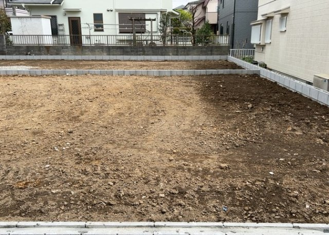現地に行くなら、物件の周囲の地形がどうなっているかを見ることも大切です。周辺より低くなっている土地では、大雨などで水が集まりやすいため、地盤が弱くなっているということも考えられるため、注意が必要です。