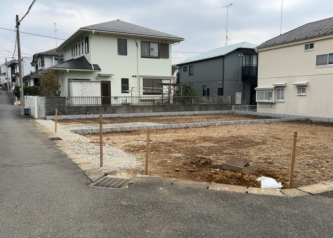 道幅が狭い場所は比較的土地の値段が低いことが多く、また交通量が少ないため騒音が少なく静かな環境で過ごせます。また、小さいお子様がいるご家庭も安心です。一方で車の駐車が難しいというデメリットもあります。