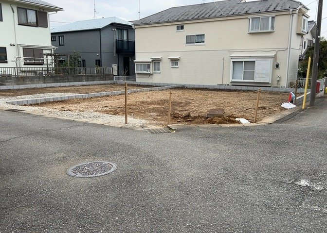 道幅が広い場所は日当たりや風通が良好です。幅が広いのですれ違いも可能ですし大きな車でも駐車可能！一方で、大型車が通ることも多くなるため交通量の増加により騒音に繋がります。また土地の値段が高くなります。