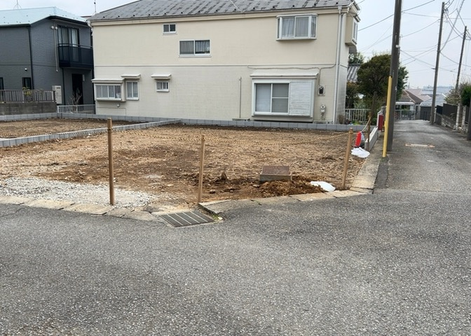 庭のある家に住むことのメリットとして、子どもたちの遊び場を確保できること、ガーデニングや家庭菜園を楽しめること、明るさを確保できることがあります。また、配置を工夫することでプライバシーが確保できます。