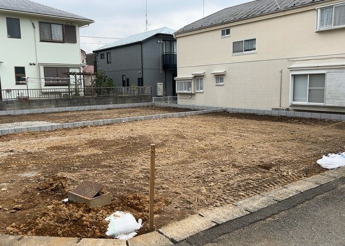 玄関は、狭すぎると複数人で使いにくく、広すぎても無駄な空間になりがちです。最低2畳を目安にして、家の広さとの兼ね合いや家族の人数を考慮して決めるとよいでしょう。現地を見学して快適な玄関を選びましょう！
