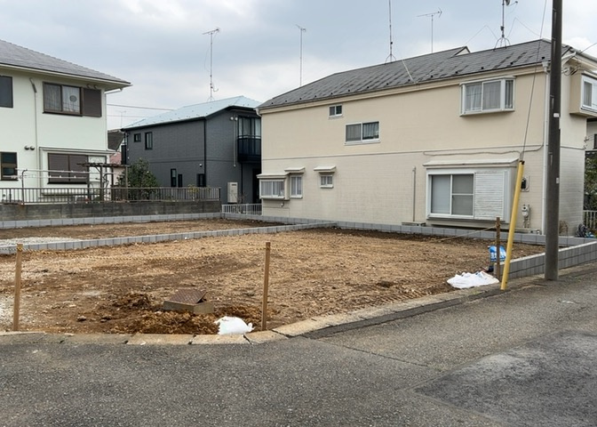 玄関ポーチにおいて最も重視すべきと言っても良いのが広さです。適切な広さの玄関ポーチでないと外見的なバランスは崩れてしまいますし、何より使いにくくなってしまいますので、現地で実際に下見をしてみましょう！