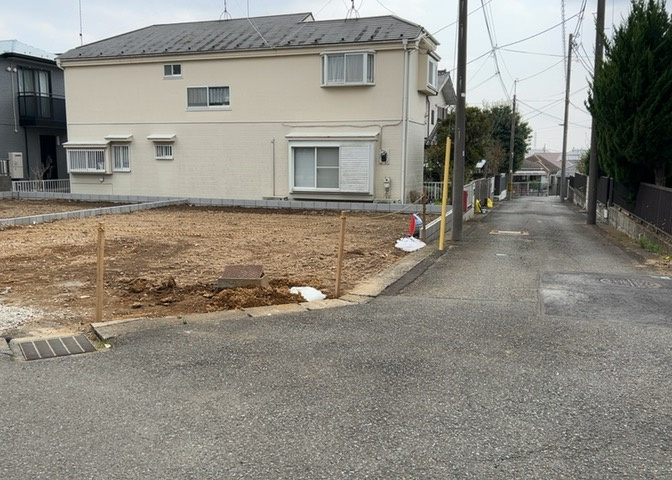 お持ちの車種によっては前面道路が広い方が便利でしょう。しかし、前面道路が広ければその分交通量が多くなるため、騒音などが気になる場合があります。実際に現地を見学し、周辺交通量や騒音などを確認しましょう！