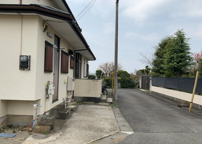 眺望を気にして物件を探す場合、前面に建物が建っていないか現地で確認しましょう！前面に建物があると景色はもちろん、日当たりや風通しにも影響が出てきます。住んだ時のことを想像しながら現地見学をしましょう。