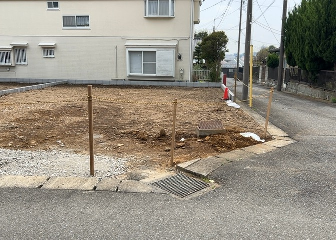 駐車場と明記されていても、最小スペースでつくられた駐車場だと大型車は駐車できなかったり、出入りしにくくなったりする可能性があります。お車のサイズと購入したい物件の駐車場のサイズを現地で確認しましょう。