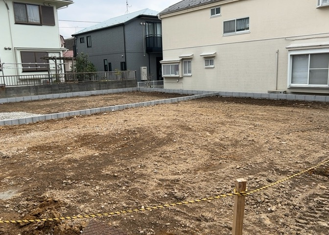 玄関は家の顔でもあり、家族以外の目にも止まる場所です。玄関は外との間を仕切る扉、靴などをしまっておく収納スペース、靴脱ぎのたたきスペース、来客とのやり取りをするドアホンなど複数のアイテムからなります。