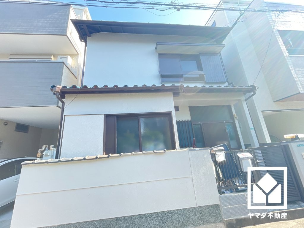 滑り台や鉄棒などの遊具が整備された「門戸岡田はなみずき公園」まで徒歩5分（約350m）。コンパクトな園内は目が届きやすく、小さなお子様を安心して遊ばせることができるので、子育て世帯の方にもお勧めです。
