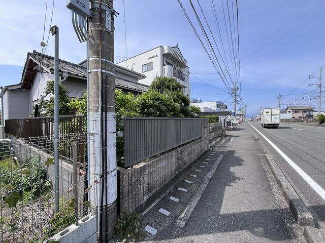 西側から撮影した外観です