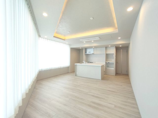 【LDK約18.9帖】　折り上げ天井を採用。空間に奥行きを生むことで開放感を高めると共に、間接照明で落ち着いた上質感を演出しました。