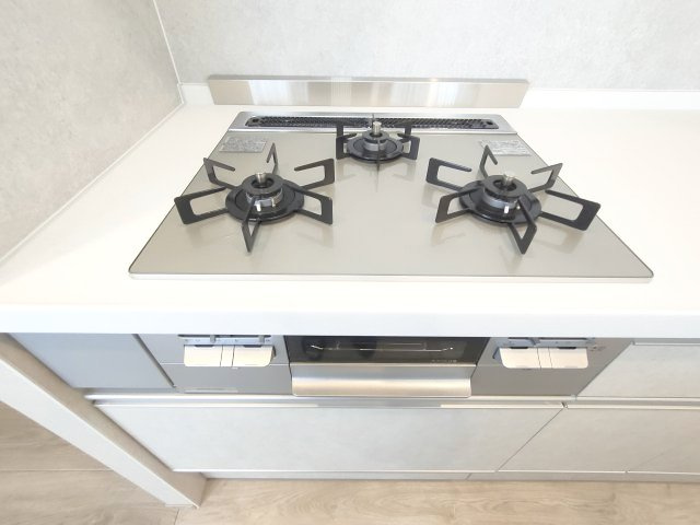 【3口コンロ】　3口コンロ、グリル付きでお料理のレパートリーも増えそうです。