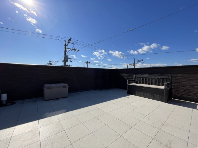 庭があることでガーデニングや家庭菜園はもちろん、こどもの遊び場やペットを放して遊ぶことができます。また、家の周囲に余裕があるということです。隣地との間があれば、十分な日当たりと、風通しが確保できます。