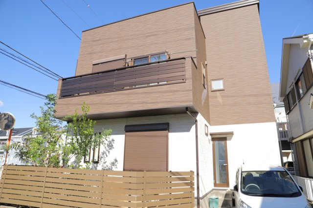 住宅用の土地では前面道路に2m以上接していなければならないと法律で定められています。しかし、お持ちの車のサイズやライフスタイルなどにより、2mでは利便が悪い場合もございますので、事前に確認しましょう。