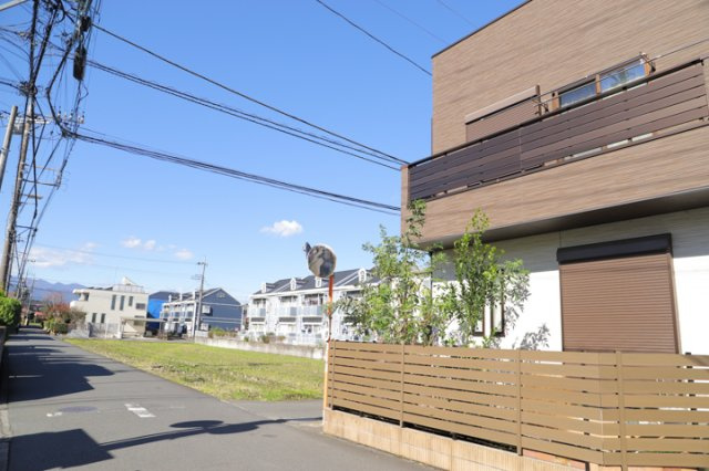 お持ちの車種によっては前面道路が広い方が便利でしょう。しかし、前面道路が広ければその分交通量が多くなるため、騒音などが気になる場合があります。実際に現地を見学し、周辺交通量や騒音などを確認しましょう！