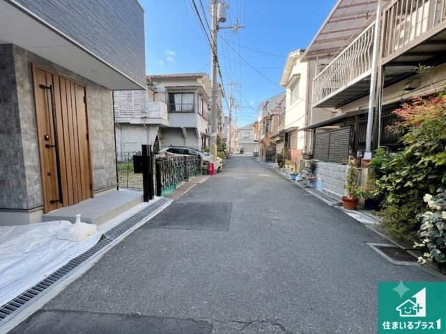 周辺は閑静な住宅街！前面道路広々で車の出し入れも便利です。駐車が苦手な方でも安心して車庫入れできます！