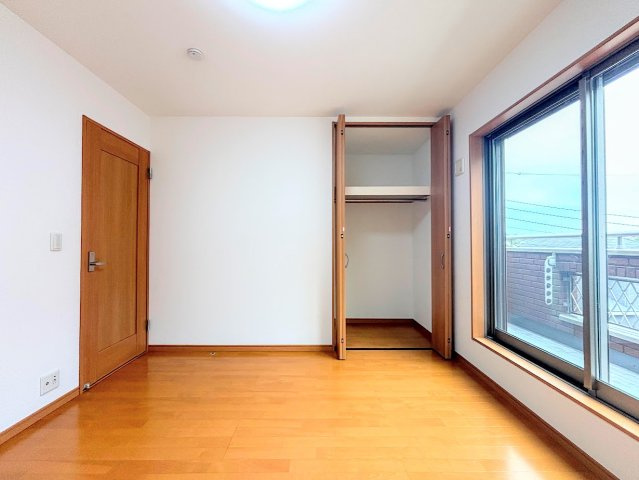 ◆室内はいつも明るい印象なので気持ちの良い朝を迎えられます。各部屋にはクローゼットを完備しており、収納が多いお家はすっきりして快適空間です。　