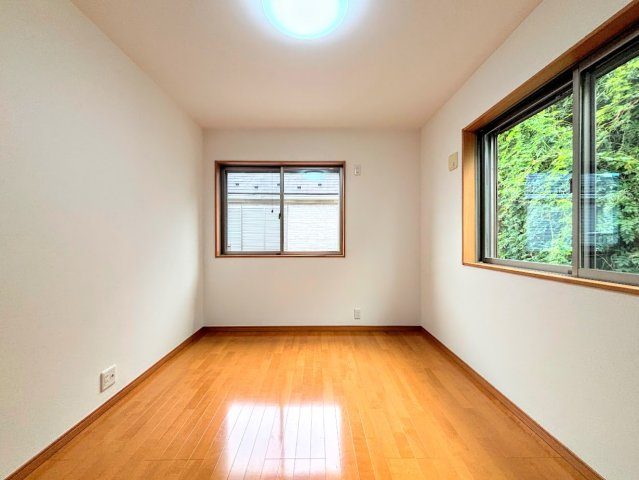 ◆二面採光で、陽差しを長時間受ける事が出来る暖かい室内です。もちろん複層ガラスなので、遮音性にも優れ、結露も発生しにくい構造。サッシ周りのカビが発生しにくくなります。　