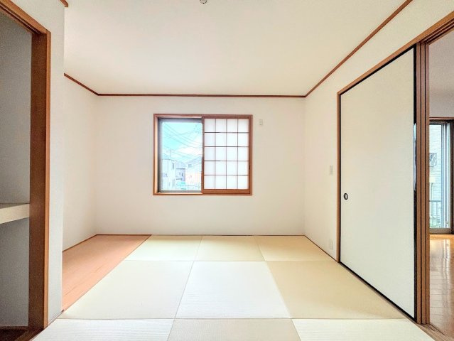 ◆明るく暖かな陽射しが射し込むLDK。隣接する洋室とつなげれば、約21帖の大空間に変身です。上質な温もりに包まれる、快適で穏やかなプライベート空間です。　