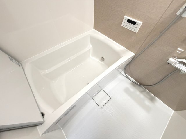 【浴室】　ゆったりとした浴槽で足を伸ばし、一日の疲れを癒すくつろぎのバスタイムを過ごせます。