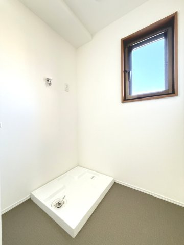 【室内洗濯機置き場】　窓のある明るい室内洗濯機置き場。天候を気にせず洗濯でき、換気もしやすい空間です。