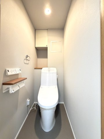 【トイレ】　トイレは温水洗浄便座付です。上部に収納棚もあり、清潔感のある空間を保てます。