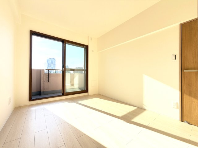 【洋室約5.6帖】　バルコニーに面した明るい洋室。陽射しがたっぷり入り、心地よく過ごせるお部屋です。