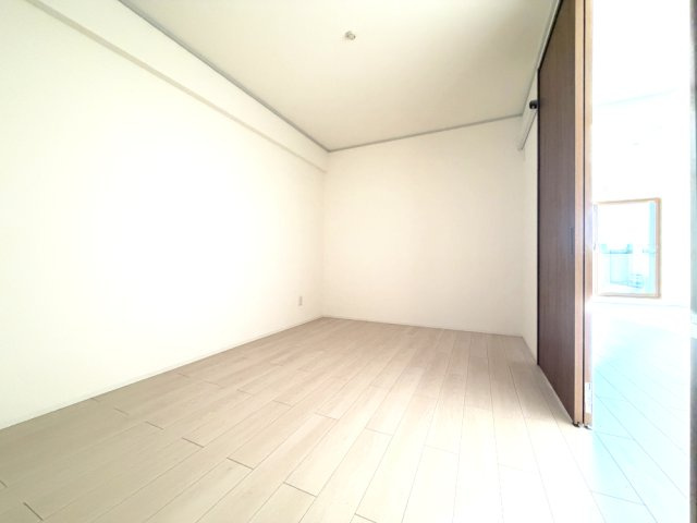 【洋室約6.0帖】　落ち着いた雰囲気の洋室。寝室としてくつろぎのひとときを過ごすのにぴったりです。