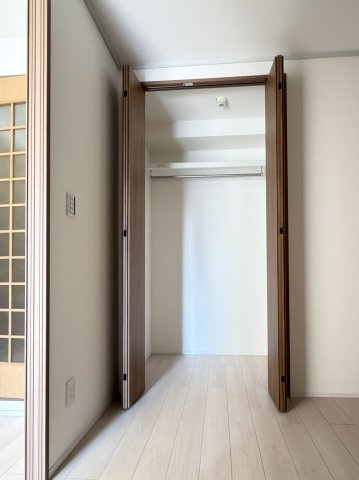 【洋室約6.0帖　収納】　ハンガーパイプ付きのクローゼットで、衣類を整理しやすくお部屋を広々と使えます。