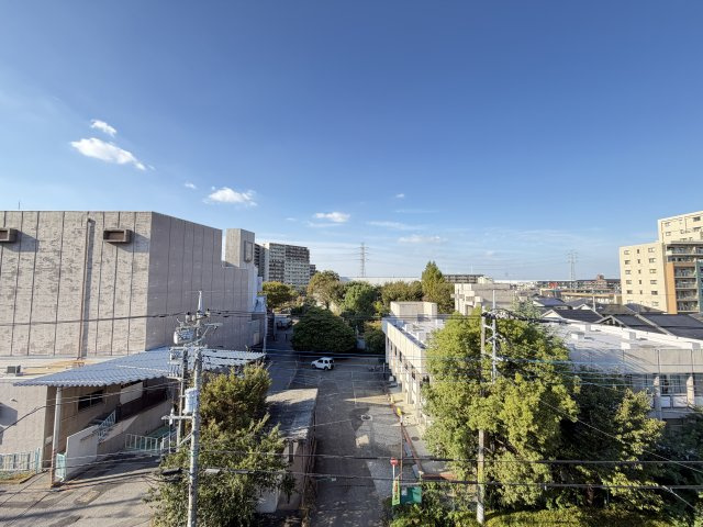 【眺望】　ルーフバルコニーからの眺望。空が広く見渡せ、開放感のある景色が日々の暮らしに彩りを添えます。