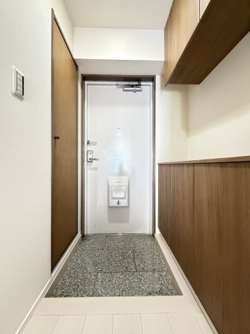 【玄関】　上部に収納のある、明るく清潔感のある玄関。帰宅のたびにほっとできる空間です。
