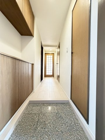 【廊下】　居室へと続く落ち着いた廊下。美しい木目が暮らしに温もりと安心感を与えてくれます。