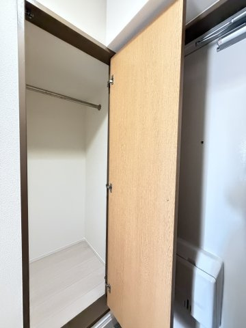 【物入】　ハンガーパイプ付きの物入で、コートや日用品をすっきりと片付けられます。