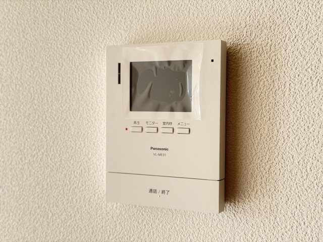 【TVモニター付きインターホン】　来訪者を映像で確認できるので、防犯面でも安心して暮らせます。