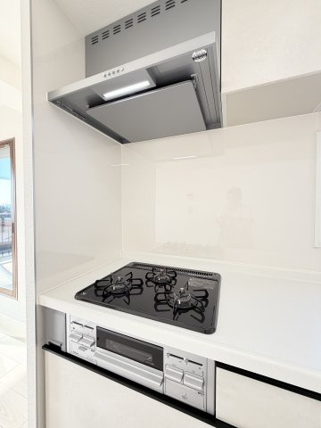【3口コンロ】　3口コンロで複数の料理を同時に調理でき、家族の食事づくりもスムーズに進みます。