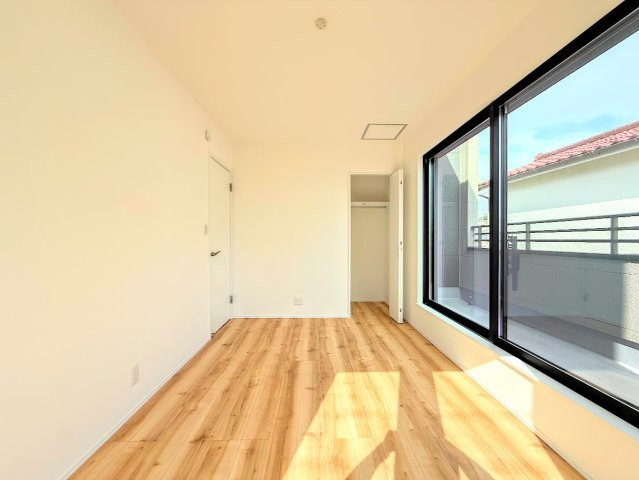 ◆室内はいつも明るい印象なので気持ちの良い朝を迎えられます。各部屋にはクローゼットを完備しており、収納が多いお家はすっきりして快適空間です。