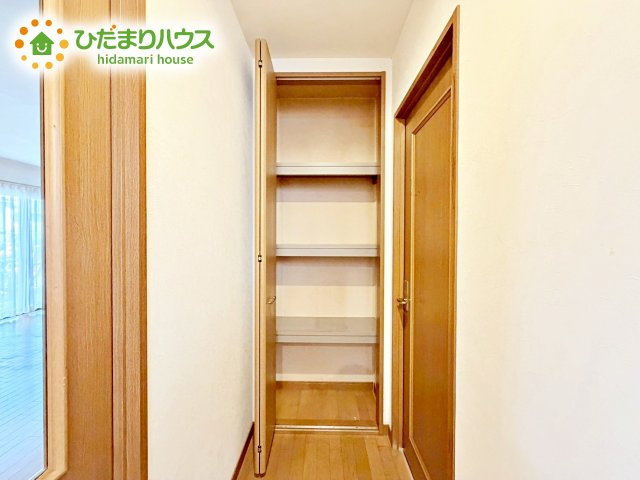 1階廊下の収納はストック用品や小物の収納に便利！
