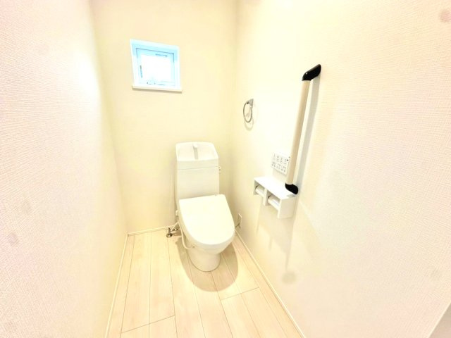 清潔感のあるトイレです。スペースも広々しおります。