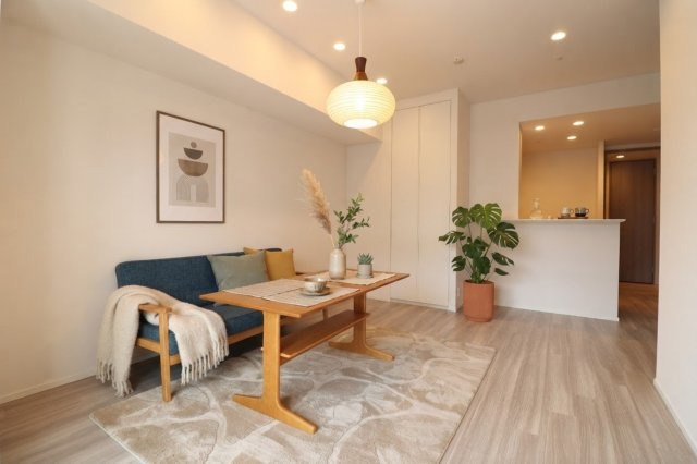 【リビングダイニング】落ち着きのあるカラーセレクト。ダウンライト付きで、明るく開放感のある空間！※CGで家具等配置