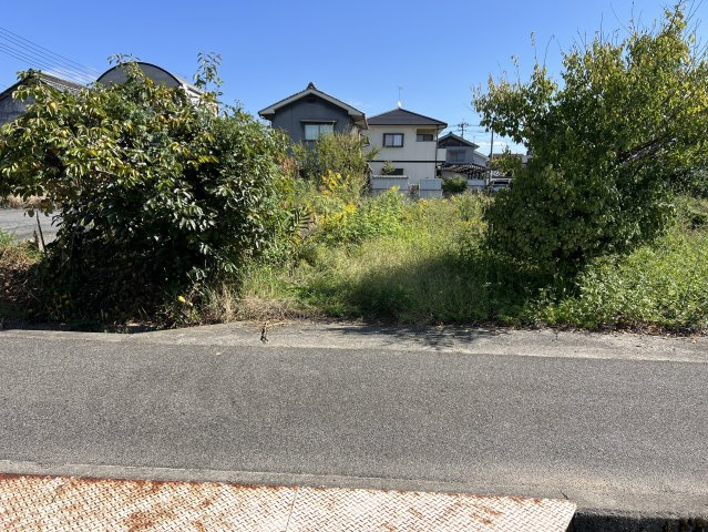 日当たりが良く、開放感のある平坦地。周囲は落ち着いた住宅が並び、穏やかな住環境。整形に近い形状で建築計画も立てやすくなております。前面道路は幅員約2.7m。車の通行もスムーズとなっております。