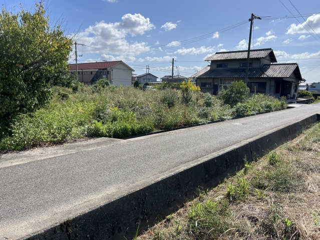 陽当たりが良く、開放的な景観が魅力。周辺は落ち着いた住宅が並ぶ穏やかな環境で、静かに暮らしたい方におすすめです。整形に近い形状で使い勝手が良く、分譲地・アパート用地・など多様な用途にご利用◎。