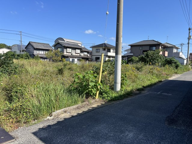 陽当たりが良く、周囲には戸建住宅が立ち並ぶ落ち着いた環境。建築には許可申請が必要ですが、条件を満たすことで自己用住宅の建築も可能。市街地へのアクセスも良く、自然に囲まれながら利便性も確保。