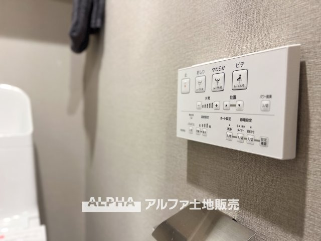 【Warm　water　flush　toilet】　◆温水洗浄便座付きトイレ◆お掃除も楽々。快適に過ごすためには今や欠かせない設備の一つです。壁掛けリモコンで使いやすくいつでも清潔に保てます。