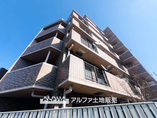 【Livingroom】　◆大採光◆採光もアクセントの一つとして。明るすぎず眩しすぎない丁度良さを追求しました。長年の設計のノウハウがギュッと詰まった充実の住まいです。
