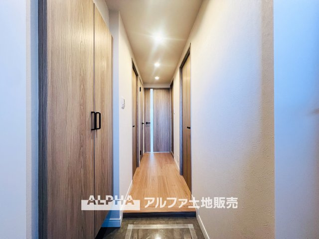 【Entrance】　◆玄関◆出勤。いってきますの声が楽しげに聞こえてくる。ドアーの音も心地よく爽やかな朝の時間が流れます。