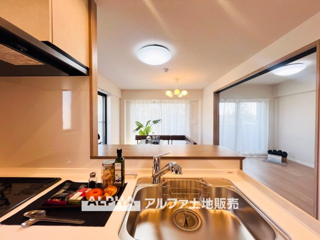 【Happy　circle　Kitchen】　◆団欒キッチン◆キッチンからは家族の団欒が飛び交い明るい陽射しを浴びながらの朝食は楽しく素敵な時を奏でる空間。