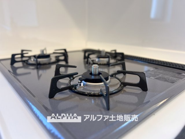 【gas　stove】　◆ガスコンロ◆使い勝手に配慮されたガスコンロを備えたキッチン。火力調整がしやすく、毎日の調理がスムーズに進み、家事の時間を心地よく支えてくれます