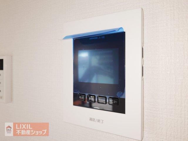 【TVモニター付インターホン】来客の顔が分かるTVモニター付ドアホン。不在時には、カラー録画もしてくれるのでセキュリティも安心です！しっかりと声も聞こえますので2重で安心ですね。