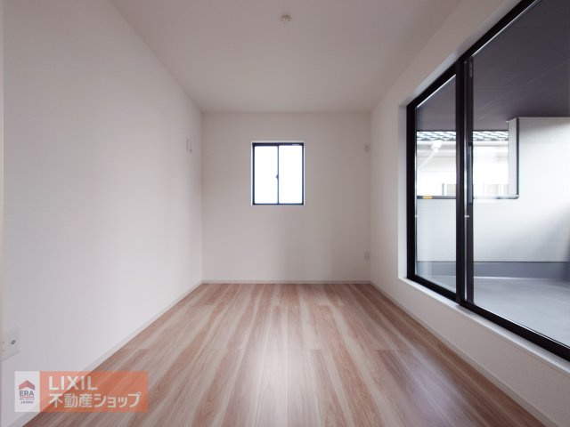 【寝室】2階の寝室。南向きで明るいお部屋となっていおります。しっかり収納もあり快適に過ごせます。