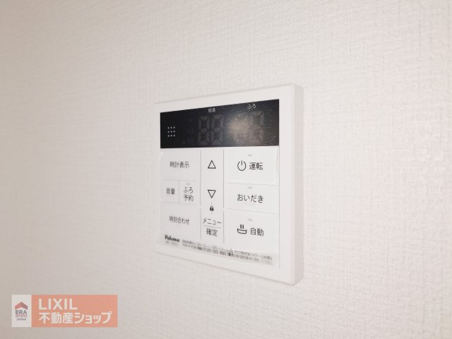 【温水設備】現地完成写真。シンプルなデザインにすることで操作もわかりやすい給湯スイッチ付きで温度調整もラクラクです。