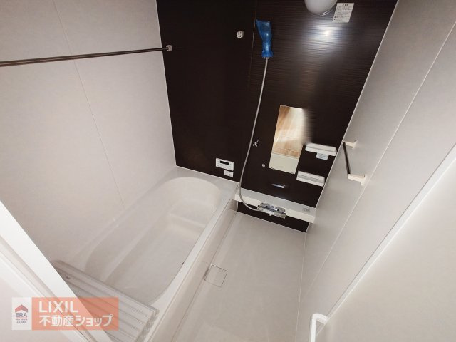 【浴室】現地完成写真。一坪風呂でお子様と一緒でもゆったりと寛げます。浴室暖房乾燥機もついており雨の日のお洗濯物を干すことができます。