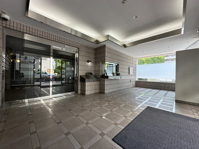豪華な玄関付近です。毎日出入りする玄関はマンションの顔になります。とてもきれいですっきりとしています